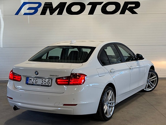 BMW 320i 4 of 13