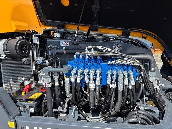 Hyundai HX85A 9 of 14