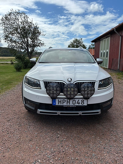 Skoda Octavia Scout 3 of 14
