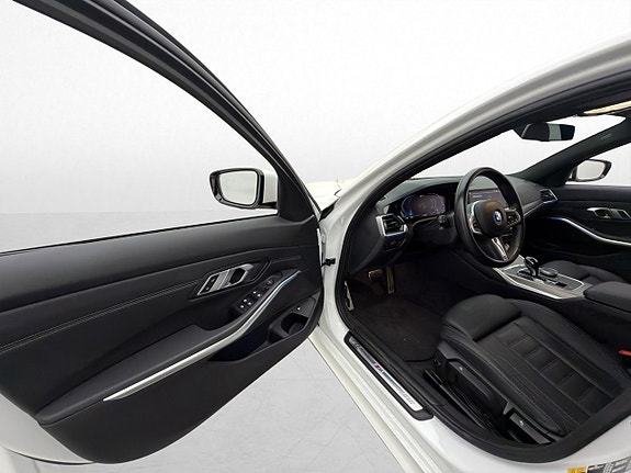 BMW 330e 14 of 30