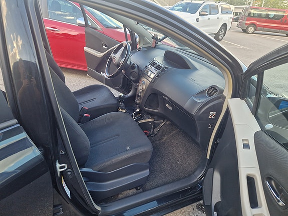 Toyota Yaris 6 of 7