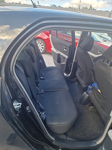 Toyota Yaris 5 of 7