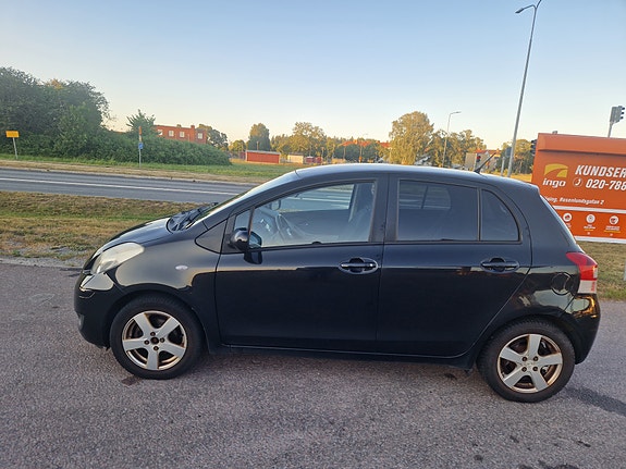 Toyota Yaris 4 of 7