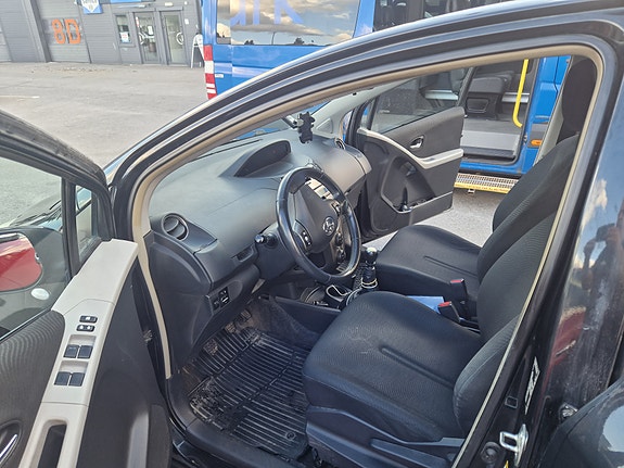 Toyota Yaris 3 of 7
