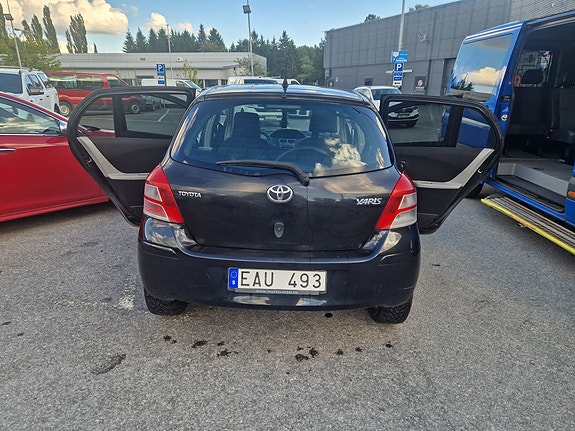 Toyota Yaris 2 of 7