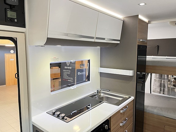 Adria CORAL XL 670 DK (Aut 150hk+Solcell+4 400kg+7 bält+Inverter) 17 of 29