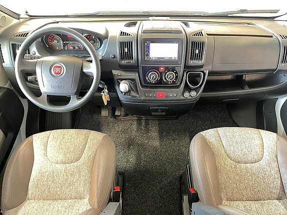 Adria CORAL XL 670 DK (Aut 150hk+Solcell+4 400kg+7 bält+Inverter) 27 of 29