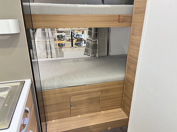 Adria CORAL XL 670 DK (Aut 150hk+Solcell+4 400kg+7 bält+Inverter) 19 of 29