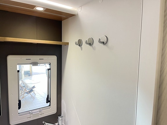 Adria CORAL XL 670 DK (Aut 150hk+Solcell+4 400kg+7 bält+Inverter) 23 of 29