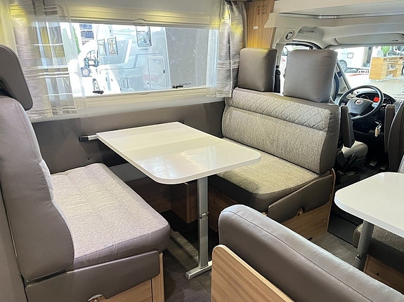Adria CORAL XL 670 DK (Aut 150hk+Solcell+4 400kg+7 bält+Inverter) 10 of 29