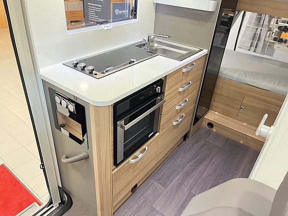 Adria CORAL XL 670 DK (Aut 150hk+Solcell+4 400kg+7 bält+Inverter) 16 of 29