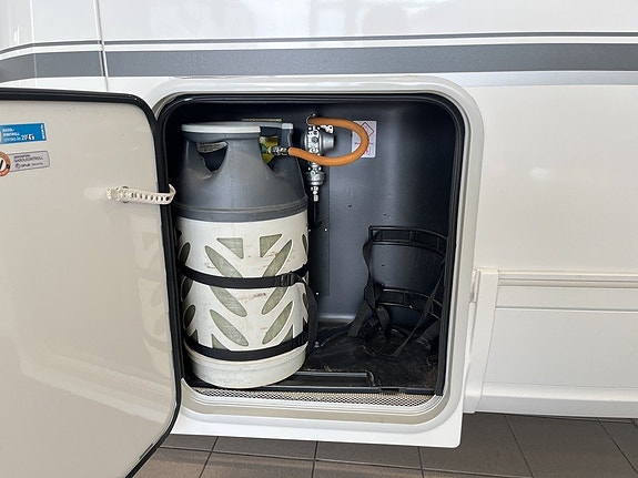 Adria CORAL XL 670 DK (Aut 150hk+Solcell+4 400kg+7 bält+Inverter) 8 of 29