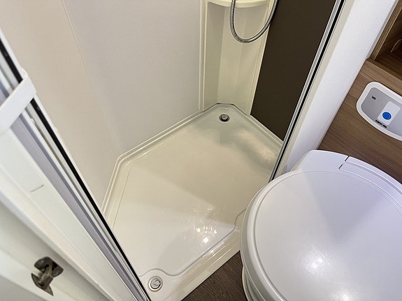 Adria CORAL XL 670 DK (Aut 150hk+Solcell+4 400kg+7 bält+Inverter) 24 of 29