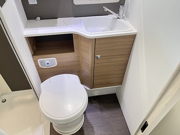Adria CORAL XL 670 DK (Aut 150hk+Solcell+4 400kg+7 bält+Inverter) 22 of 29