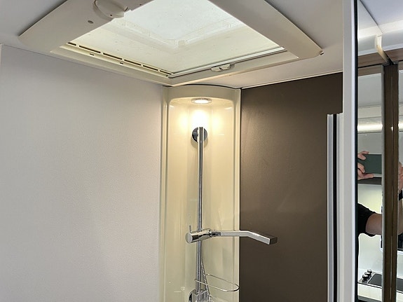 Adria CORAL XL 670 DK (Aut 150hk+Solcell+4 400kg+7 bält+Inverter) 25 of 29