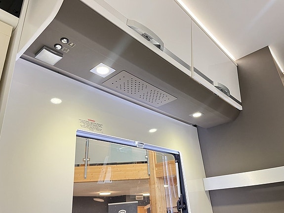 Adria CORAL XL 670 DK (Aut 150hk+Solcell+4 400kg+7 bält+Inverter) 18 of 29
