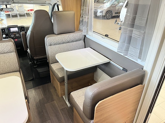 Adria CORAL XL 670 DK (Aut 150hk+Solcell+4 400kg+7 bält+Inverter) 14 of 29