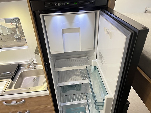 Adria CORAL XL 670 DK (Aut 150hk+Solcell+4 400kg+7 bält+Inverter) 21 of 29
