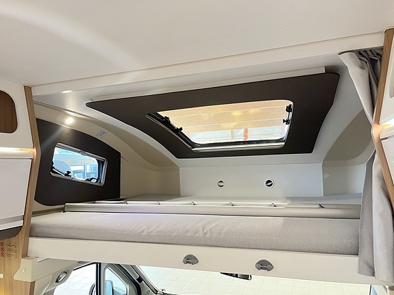 Adria CORAL XL 670 DK (Aut 150hk+Solcell+4 400kg+7 bält+Inverter) 13 of 29