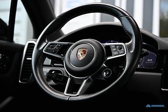 Porsche Cayenne 20 of 26