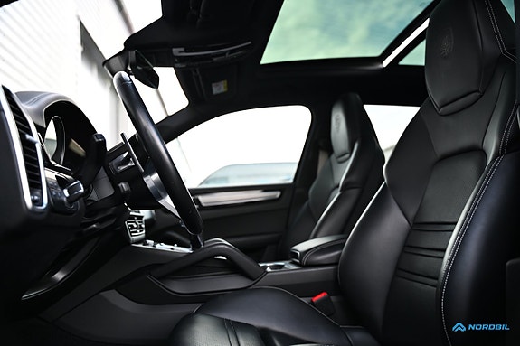 Porsche Cayenne 10 of 26