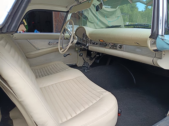 Ford Thunderbird 7 of 10