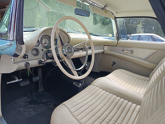 Ford Thunderbird 6 of 10
