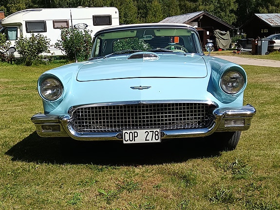 Ford Thunderbird 4 of 10
