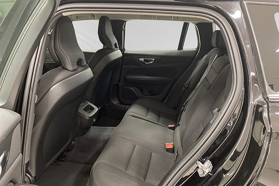Volvo V60 Cross Country 8 of 15