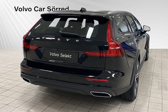 Volvo V60 Cross Country 5 of 15