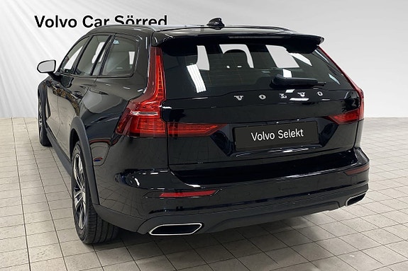 Volvo V60 Cross Country 4 of 15