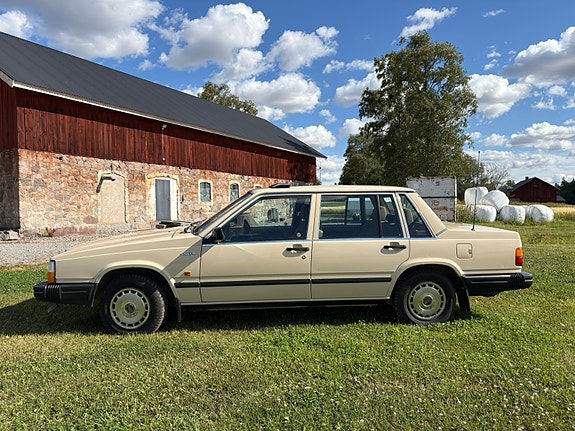 Volvo 740 3 of 7