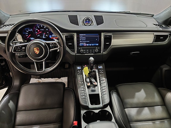 Porsche Macan Turbo 9 of 19