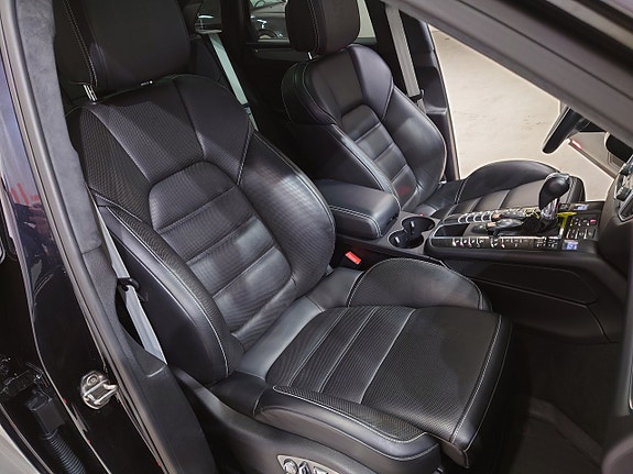 Porsche Macan Turbo 11 of 19