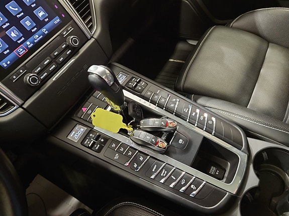 Porsche Macan Turbo 10 of 19