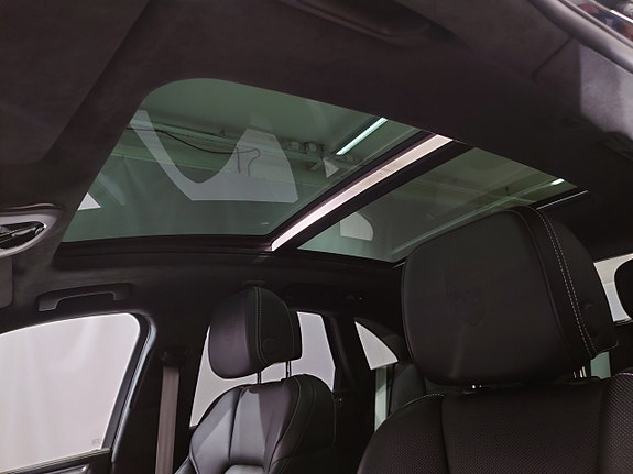 Porsche Macan Turbo 14 of 19