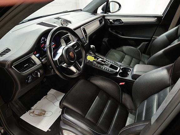 Porsche Macan Turbo 7 of 19