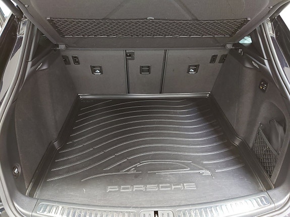 Porsche Macan Turbo 16 of 19