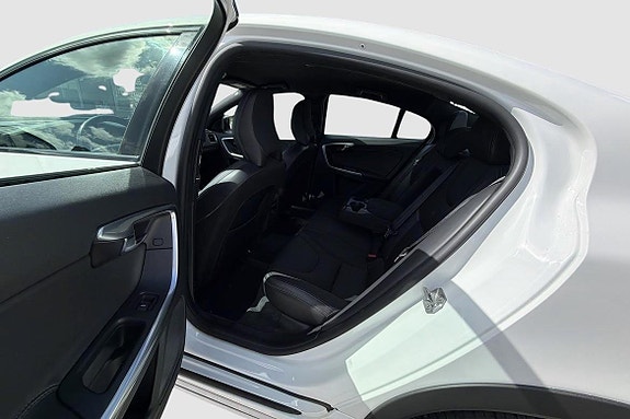 Volvo S60 Cross Country 8 of 16