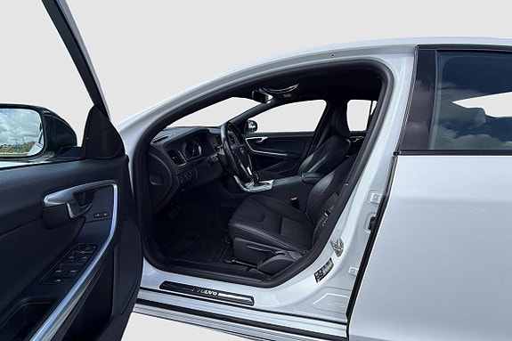 Volvo S60 Cross Country 7 of 16