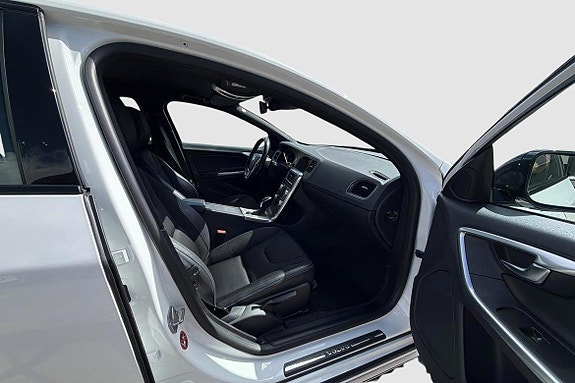 Volvo S60 Cross Country 6 of 16