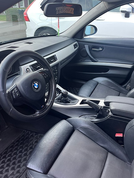 BMW 320i 2 of 3