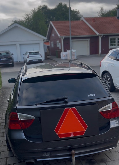 BMW 320i 3 of 3