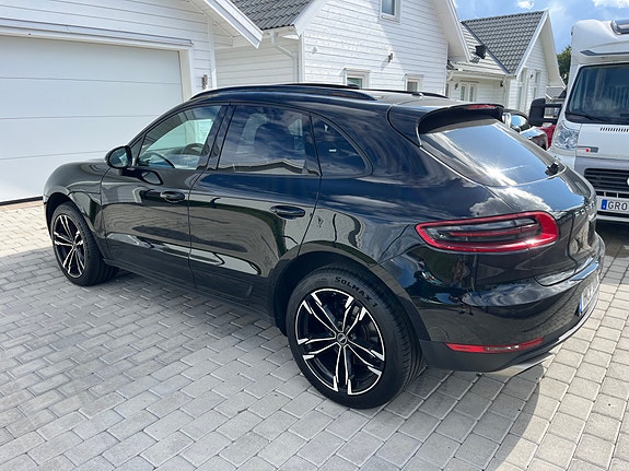 Porsche Macan 3 of 18