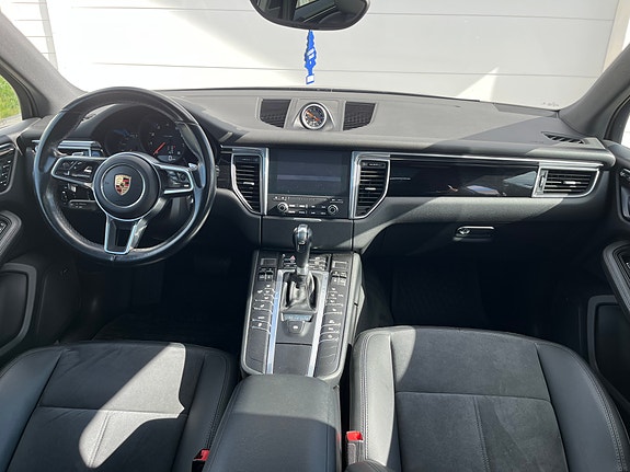 Porsche Macan 16 of 18