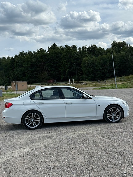 BMW 328i 3 of 5