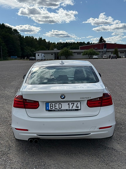 BMW 328i 4 of 5