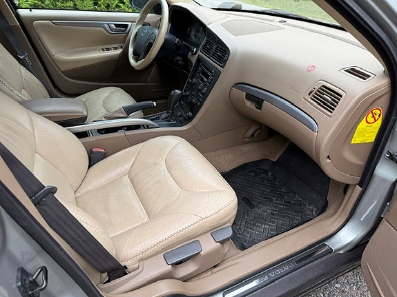 Volvo XC70 11 of 17