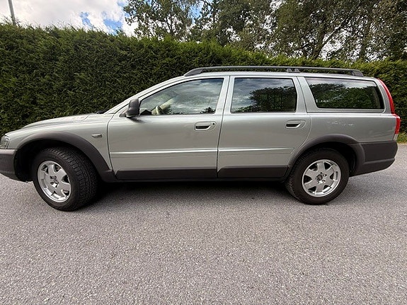 Volvo XC70 2 of 17
