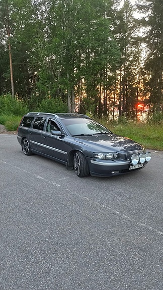 Volvo V70 2 of 5